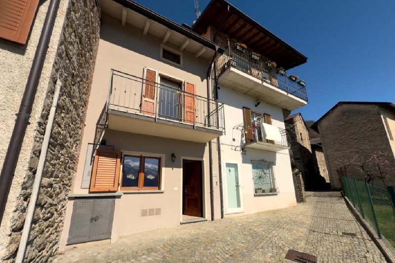 Semi-detached house in Gera Lario