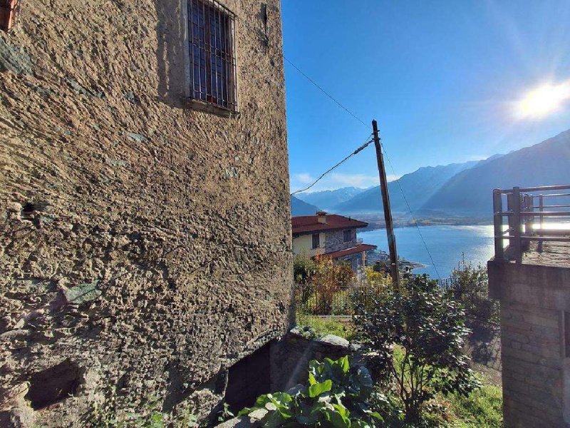 Особняк из двух квартир в Треццоне