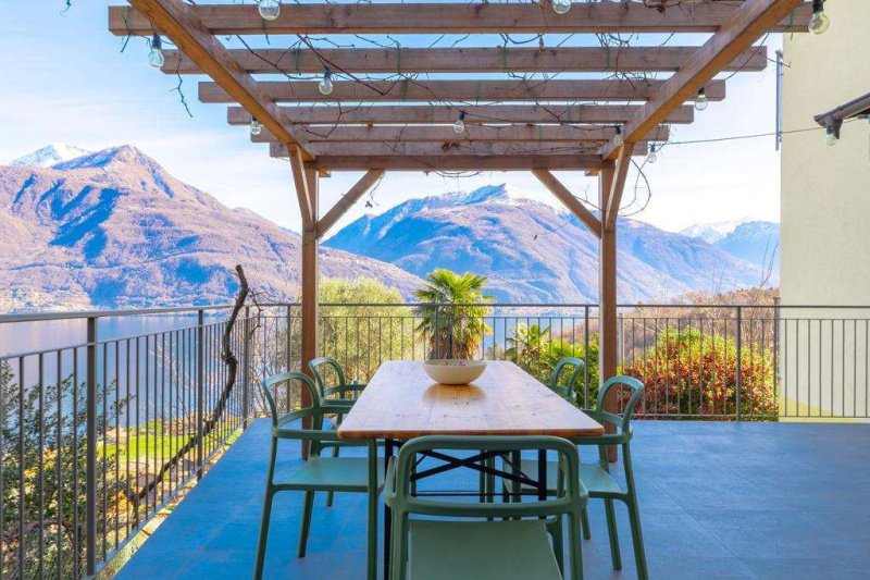 Detached house in Pianello del Lario