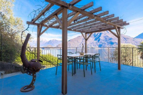 Detached house in Pianello del Lario
