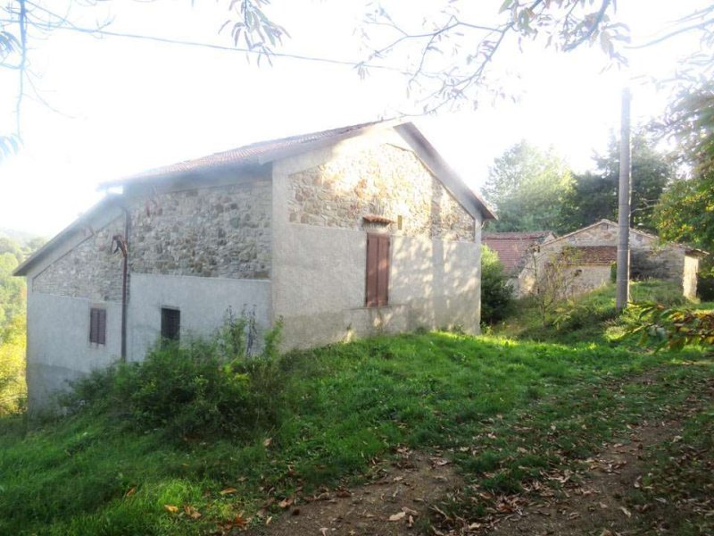 Klein huisje op het platteland in Pontremoli