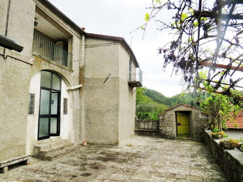 Casa geminada em Pontremoli