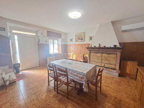 蒙泰卡斯特里利半独立房屋