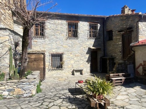 Hus från källare till tak i Prelà