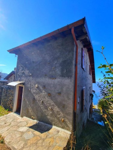 Top-to-bottom house in Bellano