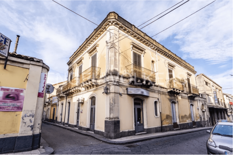 Hus från källare till tak i Giarre