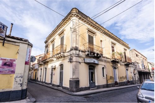 Hus från källare till tak i Giarre