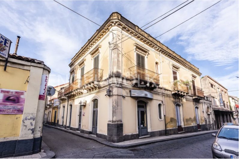 Hus från källare till tak i Giarre