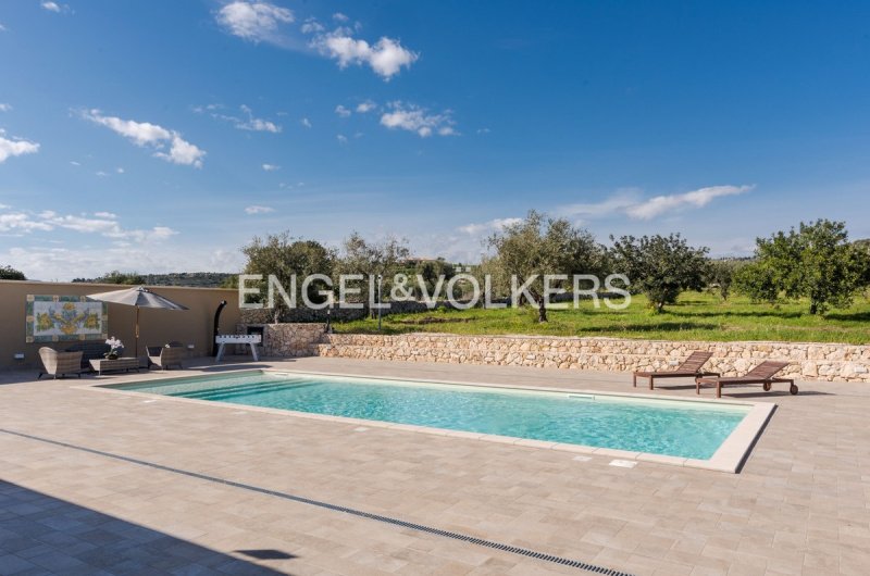 Вилла в Авола