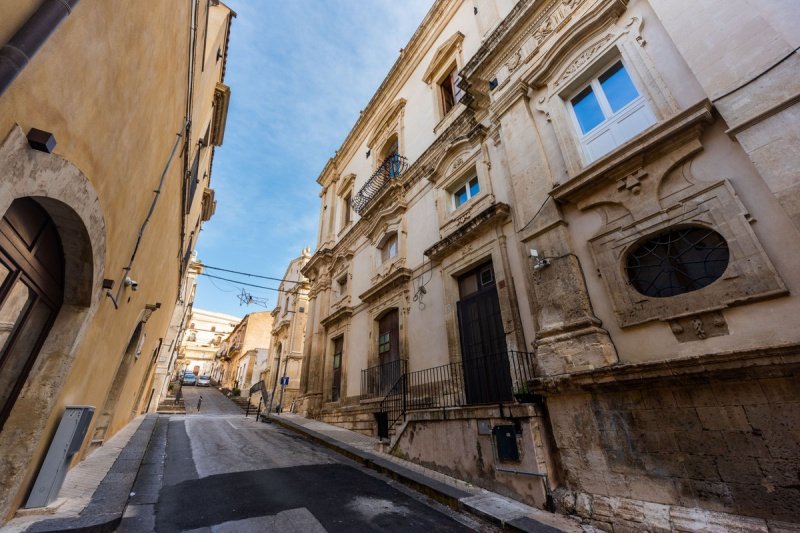Historisk lägenhet i Noto