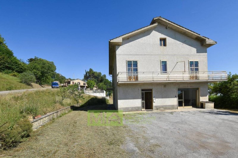 Klein huisje op het platteland in Montefalcone Appennino