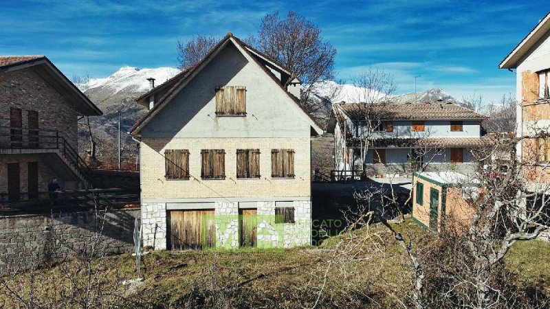 Klein huisje op het platteland in Montemonaco