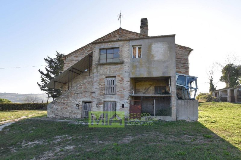 Klein huisje op het platteland in Monterubbiano