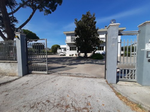 Edifício comercial em Falconara Marittima