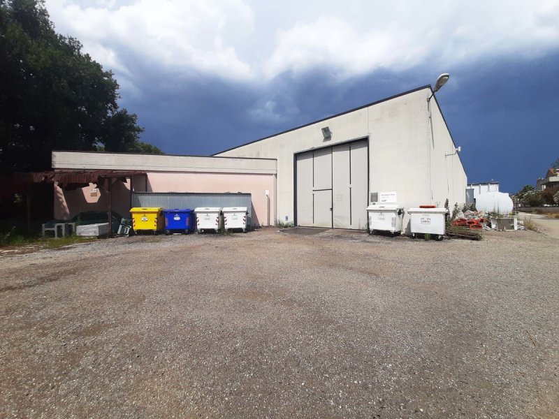 Inmueble comercial en Montelupone