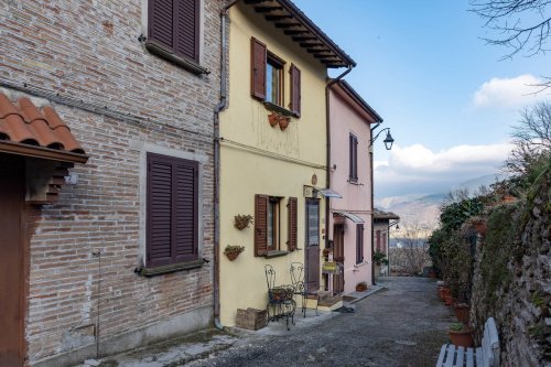 Hus från källare till tak i Fossato di Vico