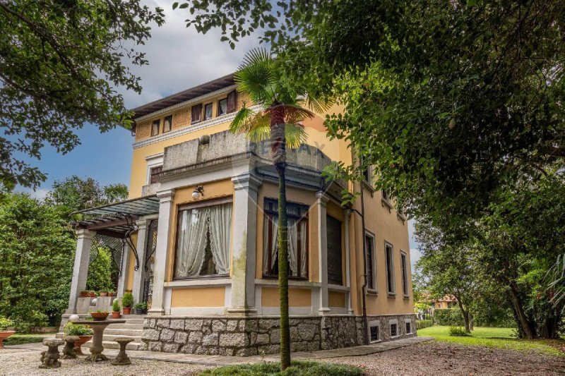 Villa i Lesa