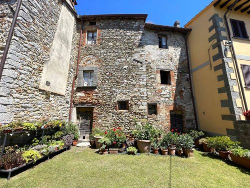 Top-to-bottom house in Lucca