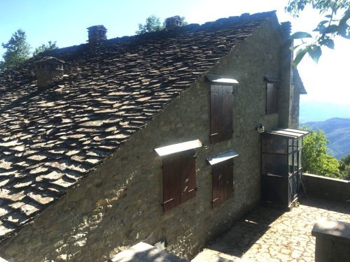 Hus från källare till tak i Castiglione di Garfagnana