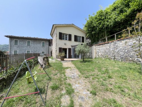 Casa indipendente a Borgo a Mozzano