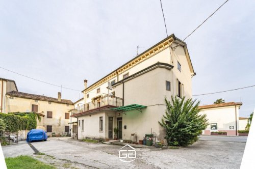 Terraced house in Castegnero