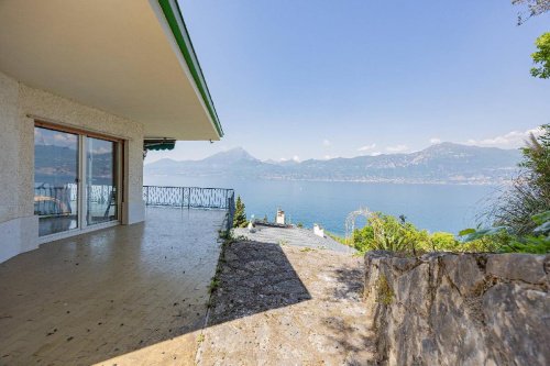 Villa a Torri del Benaco
