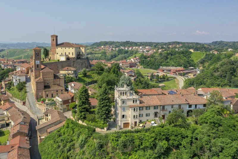 Casa histórica em Cisterna d'Asti