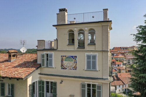 Historiskt hus i Cisterna d'Asti