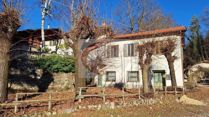 Edifício comercial em Induno Olona