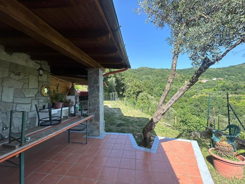 Semi-detached house in Podenzana