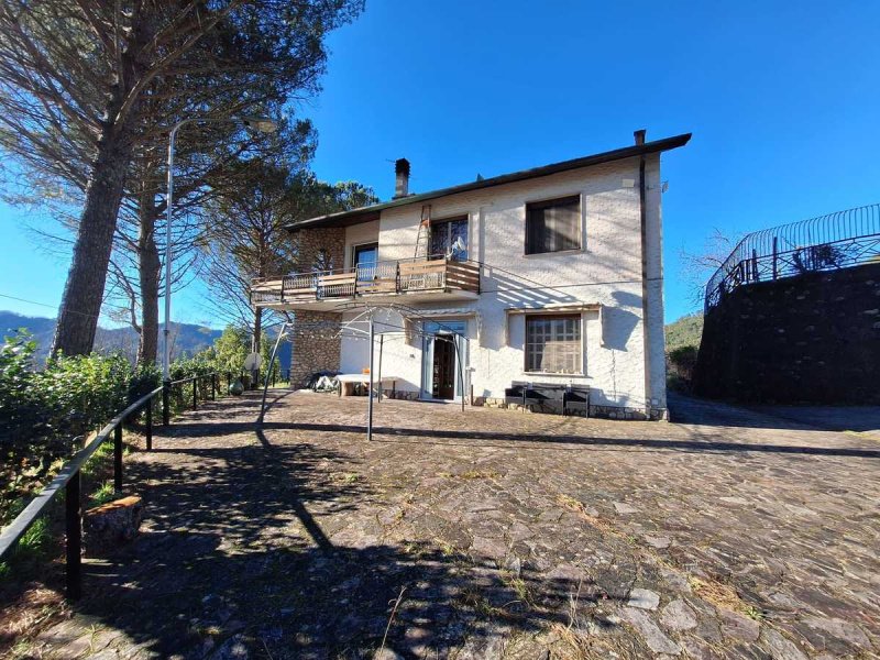 Detached house in Calice al Cornoviglio