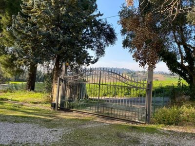 Klein huisje op het platteland in Osimo