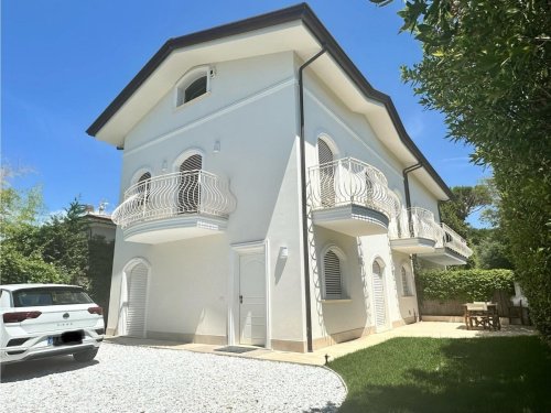 Half-vrijstaande woning in Forte dei Marmi