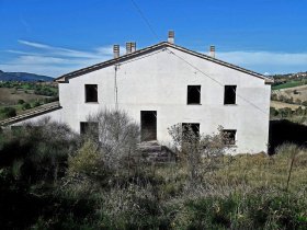 Klein huisje op het platteland in Cingoli