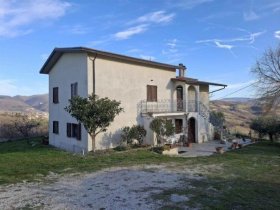 Casa indipendente a Nocera Umbra