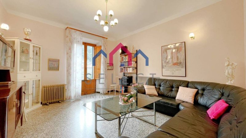 Hus från källare till tak i Bagni di Lucca