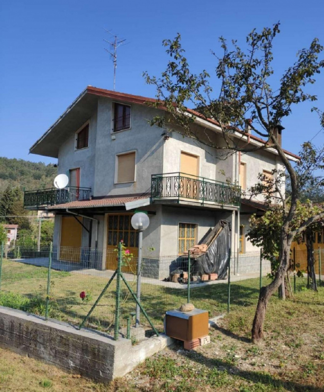 Detached house in Sale delle Langhe