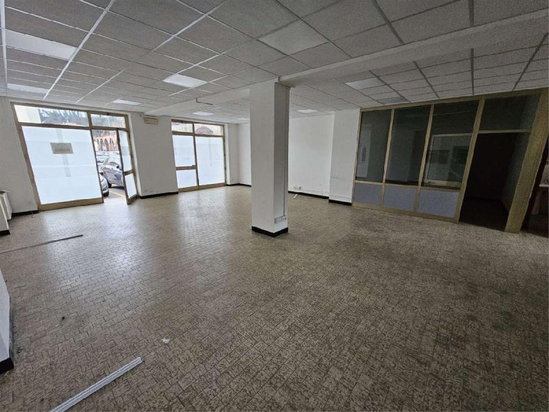 Kommersiell byggnad i Ceva