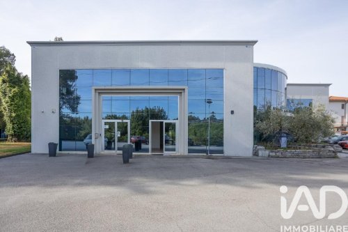 Kommersiell byggnad i Camerata Picena