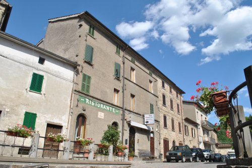 Kommersiell byggnad i Apecchio