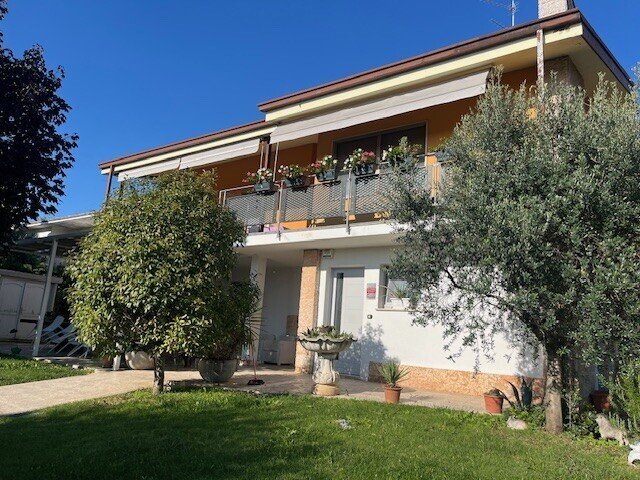 Вилла в Кастильоне-делле-Стивьере