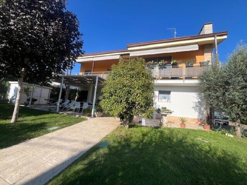 Вилла в Кастильоне-делле-Стивьере