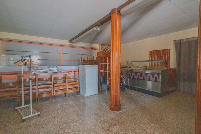 Hus från källare till tak i Castions di Strada