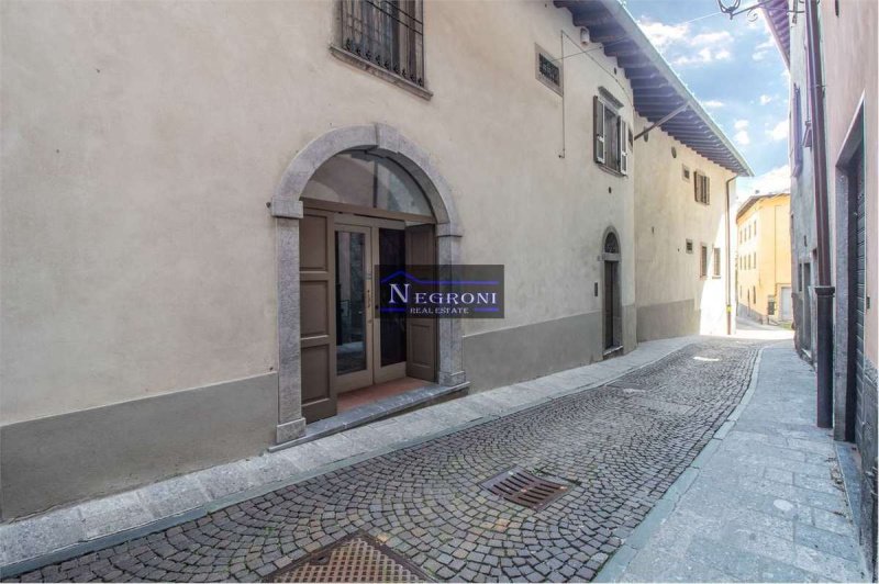 Edifício comercial em Gromo