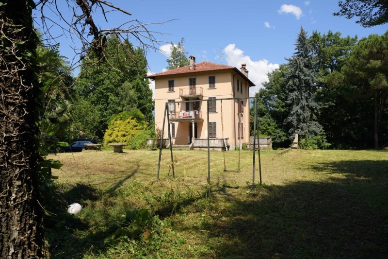 Villa in Porto Valtravaglia