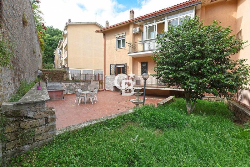 Casa geminada em Caprarola