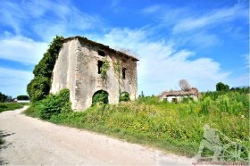 Klein huisje op het platteland in Pietrasanta