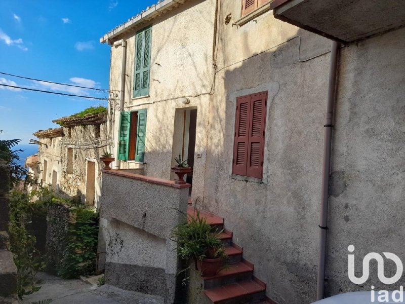 Detached house in Longobardi