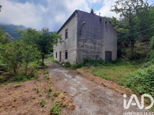 Detached house in Longobardi