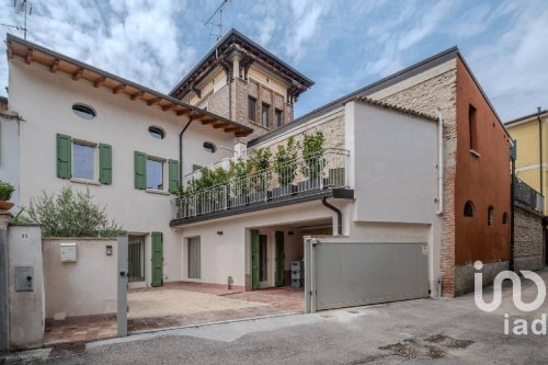 Вилла в Кастильоне-делле-Стивьере